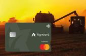 Bilde av AgriCard oppå et bilde av lanbruksarbeid i solnedgang